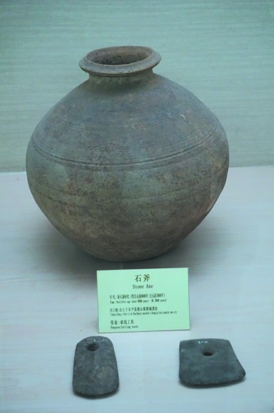 出自鄣城故城遗址的器物